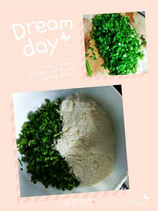 韭菜鸡蛋煎饼的做法步骤：2