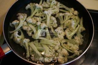 尖椒炒菜花的做法步骤：2