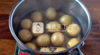 【桃李厨艺】土豆最洋气的吃法——西式风味土豆饼，看完你还忍得住吗？的做法步骤：1
