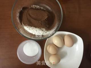 无油全蛋巧克力纸杯蛋糕的做法步骤：1