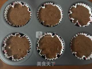 无油全蛋巧克力纸杯蛋糕的做法步骤：5