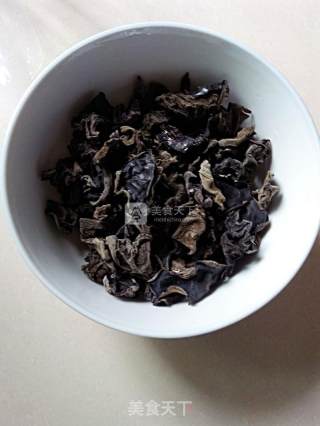 凉拌香菜木耳的做法步骤：1