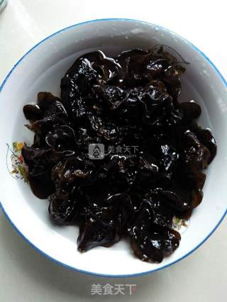 凉拌香菜木耳的做法步骤：2