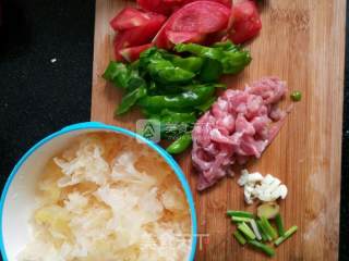 彩耳炒肉丝的做法步骤：1