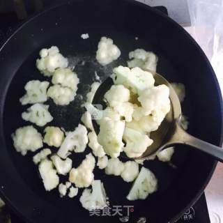 西红柿炒菜花的做法步骤：1