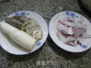 洋葱猪肚炒茭白的做法步骤：1