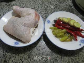 泡椒炒鸡块的做法步骤：1