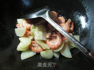土豆炒鲜虾的做法步骤：5