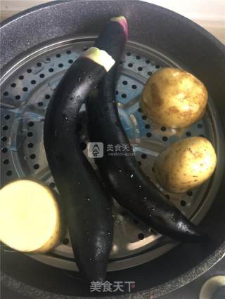 土豆拌茄子的做法步骤：1