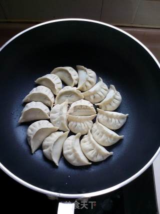 烫面荠菜煎饺的做法步骤：12