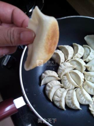 烫面荠菜煎饺的做法步骤：13