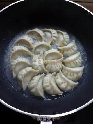 烫面荠菜煎饺的做法步骤：14