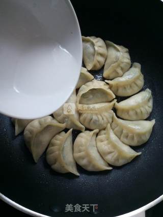 烫面荠菜煎饺的做法步骤：15