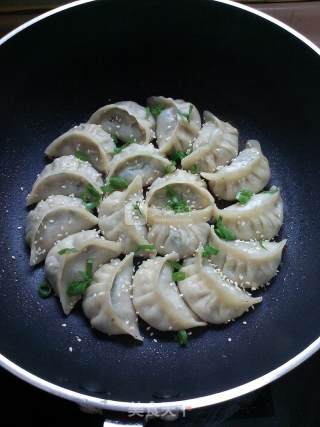 烫面荠菜煎饺的做法步骤：16