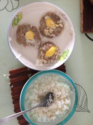 鹌鹑蛋肉饼的做法步骤：1