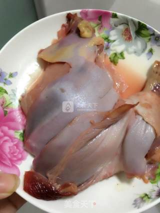 红萝卜炒鸡丁的做法步骤：1