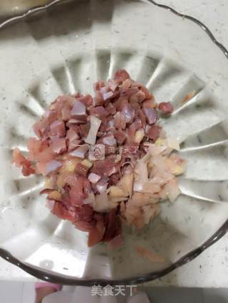 红萝卜炒鸡丁的做法步骤：2