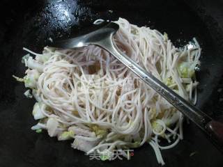 猪肉白菜炒面的做法步骤：3