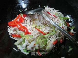 猪肉白菜炒面的做法步骤：4