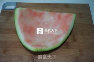 西瓜皮炒尖椒的做法步骤：1