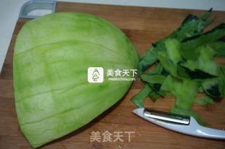 西瓜皮炒尖椒的做法步骤：2