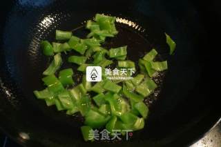 西瓜皮炒尖椒的做法步骤：7
