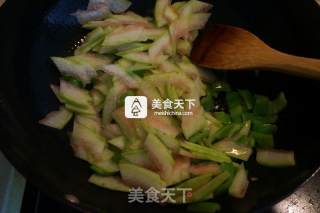 西瓜皮炒尖椒的做法步骤：8