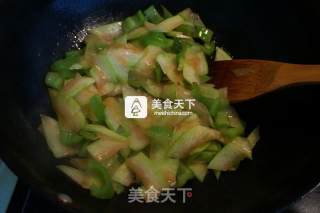 西瓜皮炒尖椒的做法步骤：10