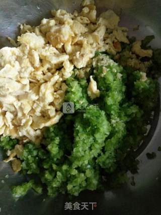 蚝油青椒鸡蛋水饺的做法步骤：3
