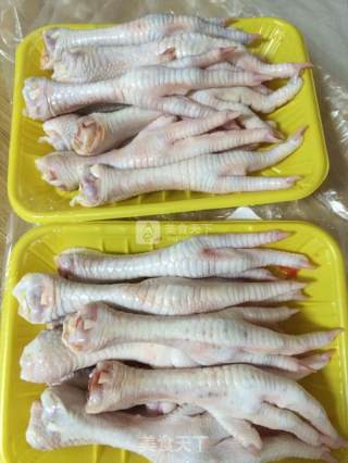 柳州风味之酸辣鸡脚的做法步骤：1