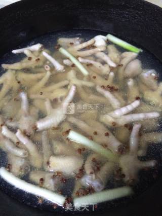 柳州风味之酸辣鸡脚的做法步骤：4