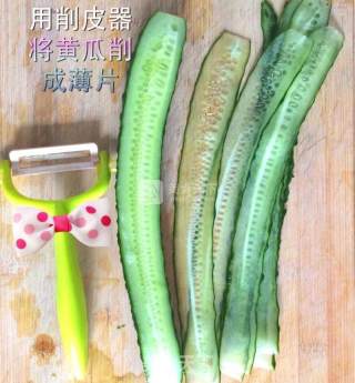 响油黄瓜卷的做法步骤：1