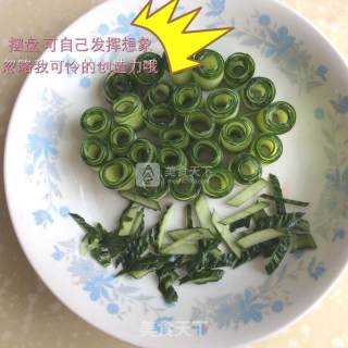 响油黄瓜卷的做法步骤：3