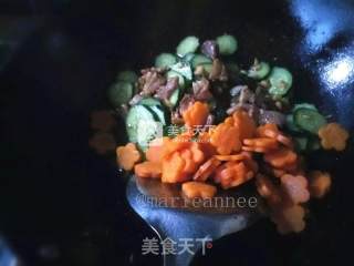 黄瓜胡萝卜炒肉片的做法步骤：7