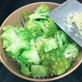 西兰花炒牛肉(家常)的做法步骤：2