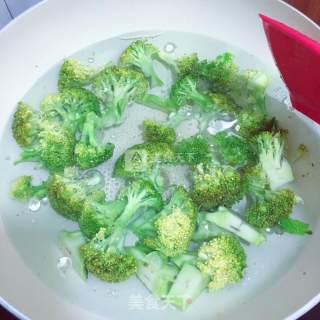 西兰花炒牛肉(家常)的做法步骤：3