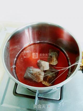 正宗港式奶茶的做法步骤：2