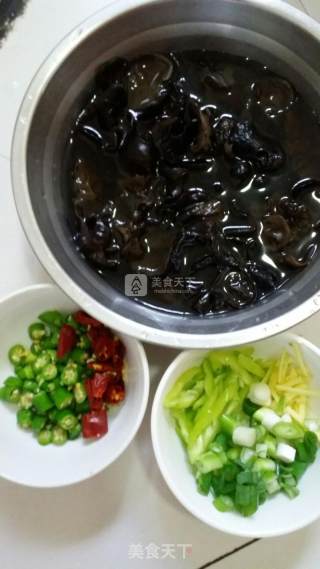 凉调开胃木耳的做法步骤：1