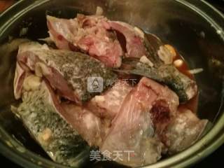 家常鱼炖豆腐的做法步骤：1