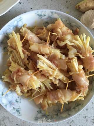 五花肉卷金针蘑的做法步骤：2