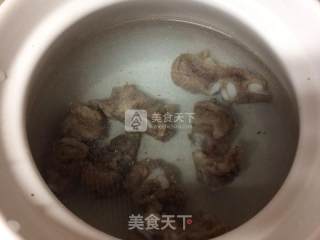 胡萝卜玉米排骨甜汤的做法步骤：1