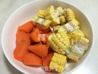 胡萝卜玉米排骨甜汤的做法步骤：3