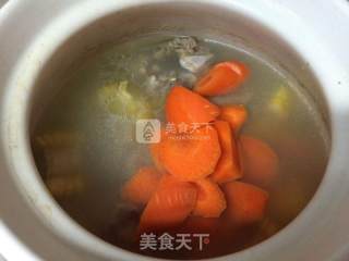 胡萝卜玉米排骨甜汤的做法步骤：5