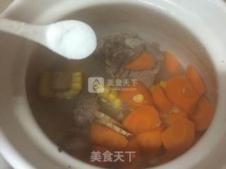 胡萝卜玉米排骨甜汤的做法步骤：6
