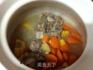 胡萝卜玉米排骨甜汤的做法步骤：7