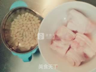 黄豆猪蹄的做法步骤：1