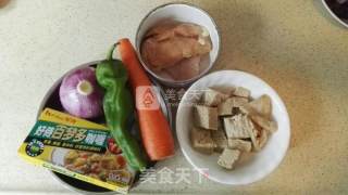 咖喱烤麸烧鸡肉的做法步骤：1