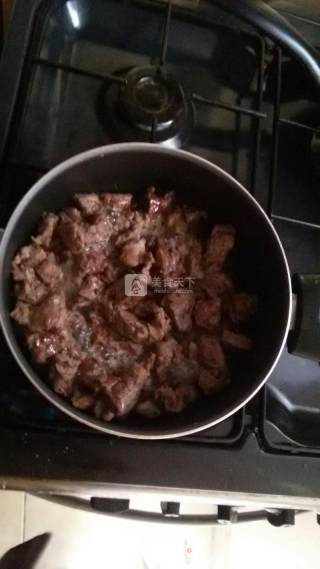 原汁焖烧牛肉的做法步骤：1