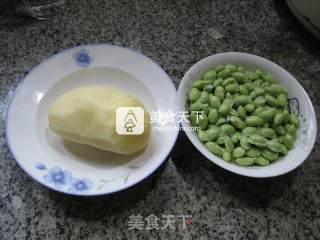 毛豆烧土豆的做法步骤：1