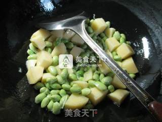 毛豆烧土豆的做法步骤：3